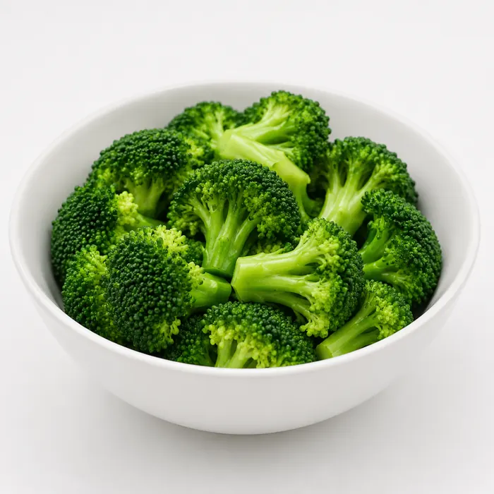 Tazón con brócoli cocido.