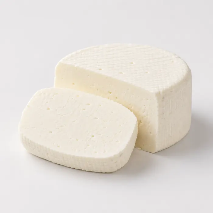 Queso panela entero y una rebanada al frente.