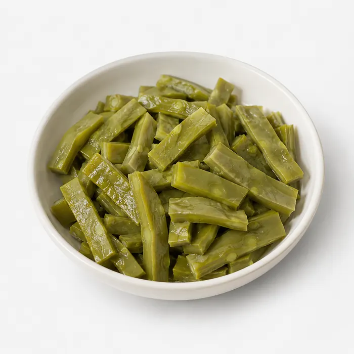 Tazón con nopales cocidos en tiras.
