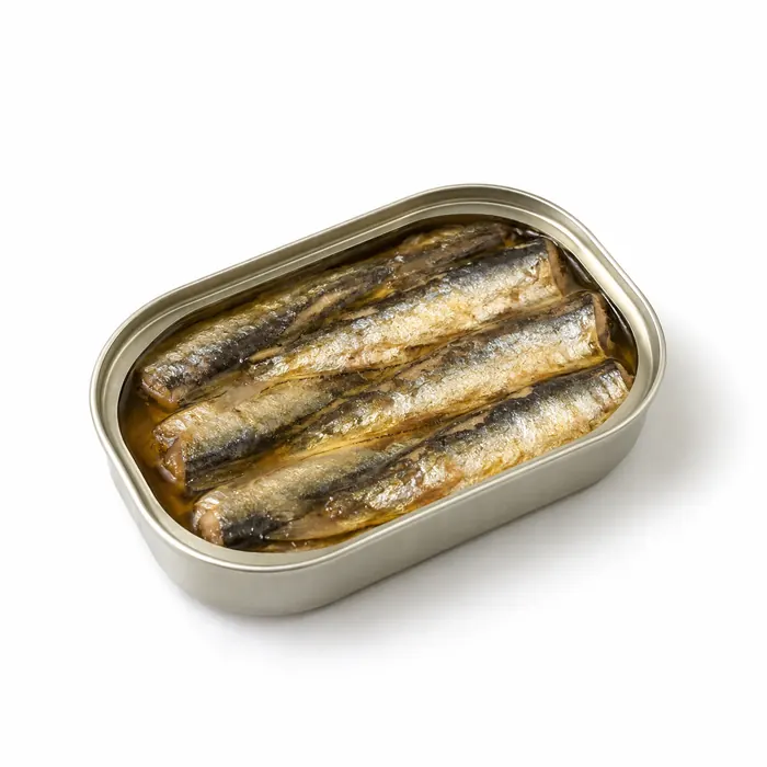 Lata abierta con sardinas enlatadas.